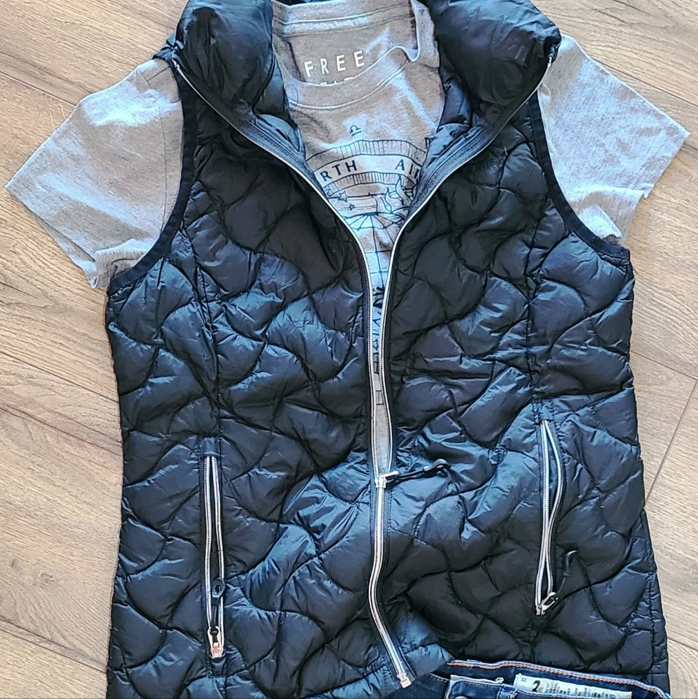 GERRY Womens Black Puffy Vest - size XS. Super cute with zip pockets